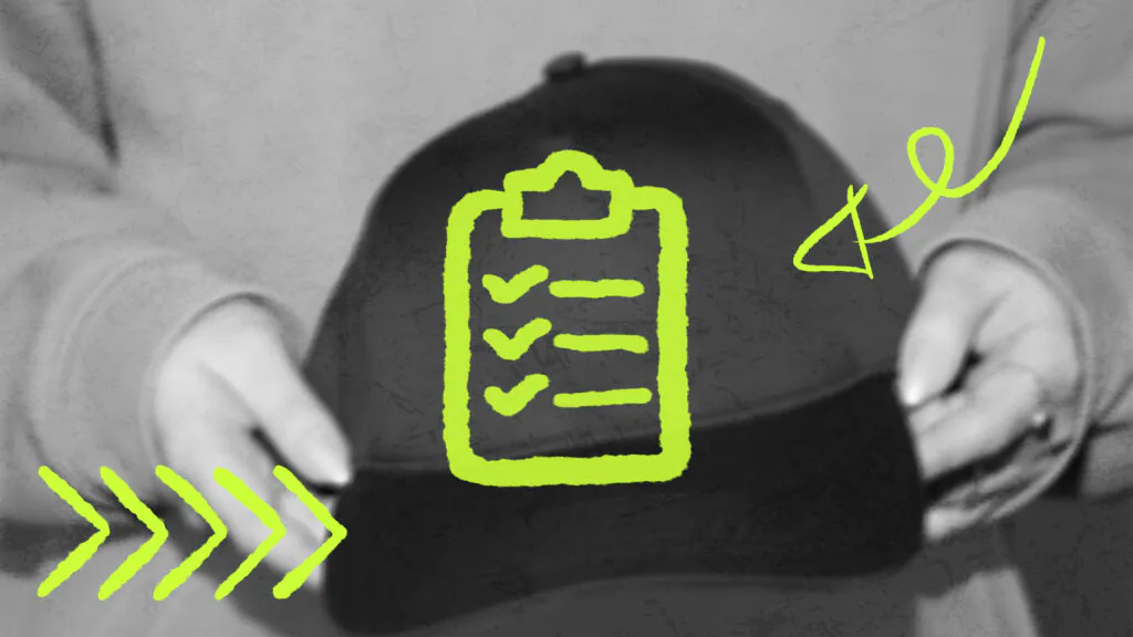 Hände halten eine schwarze Cap, darüber eine grafische Checkliste als Symbol für die Planung von Merchandise.