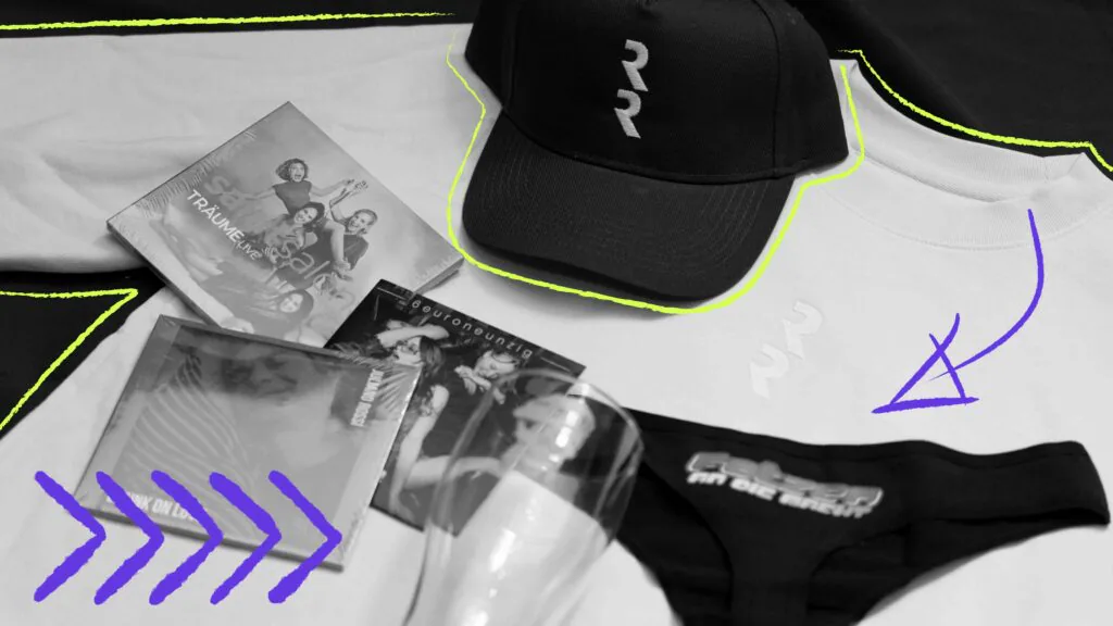 Verschiedene Merchartikel werden gezeigt.