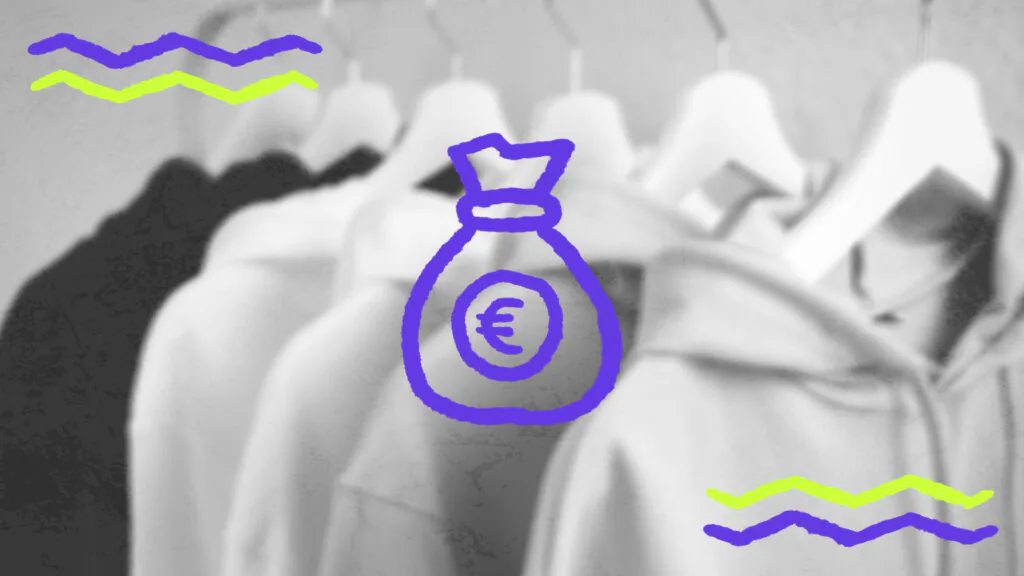 Eine Reihe heller Hoodies auf Kleiderbügeln in Schwarz-Weiß-Optik, überlagert von einer lila Illustration eines Geldsacks mit Euro-Zeichen.