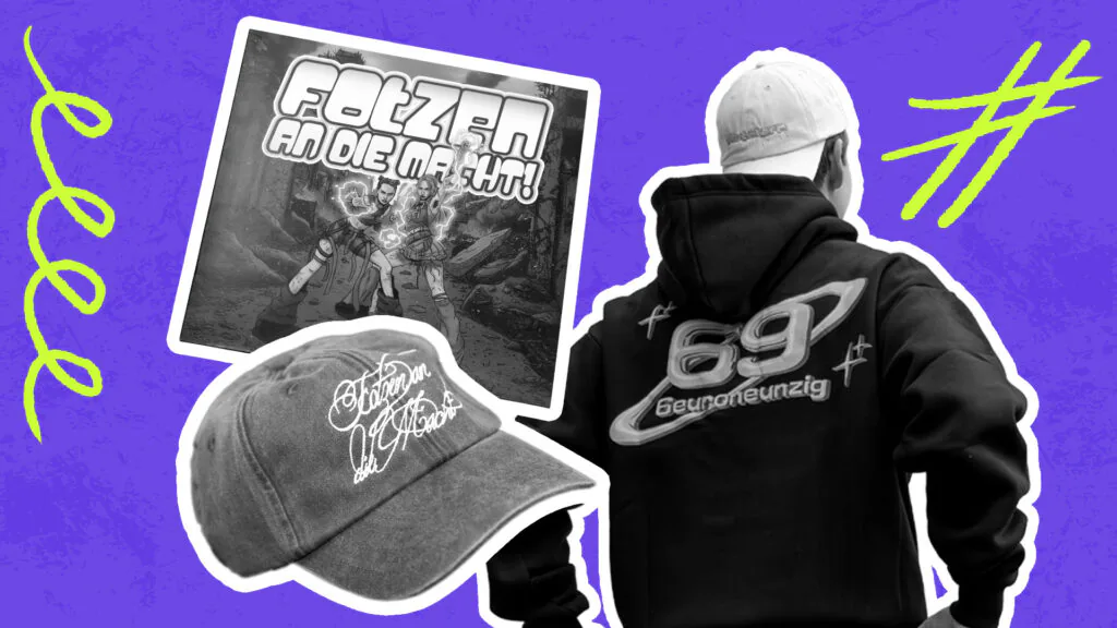 Eine lilafarbene Collage mit Merchandising des Duos 6euroneunzig. Zu sehen sind das Album-Cover und eine Cap mit dem Titel „Fotzen an die Macht!“ sowie die Rückansicht eines schwarzen Hoodies mit der Aufschrift „69 Neunundneunzig“ und einem Planeten-Logo.