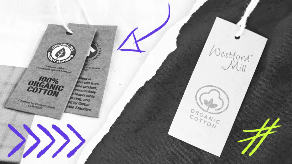 Eine Schwarz-Weiß-Nahaufnahme von Etiketten an Kleidungsstücken oder Textilien. Links sind zwei graue Schilder zu sehen, auf denen „100% ORGANIC COTTON“ und das Logo des „Organic Content Standard“ abgebildet sind. Rechts ist ein helles Etikett der Marke „Westford Mill“ mit einem Baumwoll-Symbol und dem Schriftzug „ORGANIC COTTON“ erkennbar. Grafische Elemente wie lilafarbene Pfeile und ein neongelbes Doppelkreuz-Symbol heben die Details hervor.