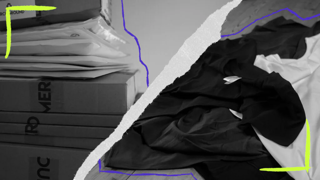 Ein collageartiges Schwarz-Weiß-Bild, das durch einen diagonalen Riss geteilt ist. Links stapeln sich Versandkartons mit der Aufschrift „MERCH“ und weiße Versandtaschen. Rechts liegt ein ungeordneter Haufen aus schwarzen und weißen T-Shirts. Abstrakte, neonfarbene Linien setzen moderne Akzente über das Motiv.