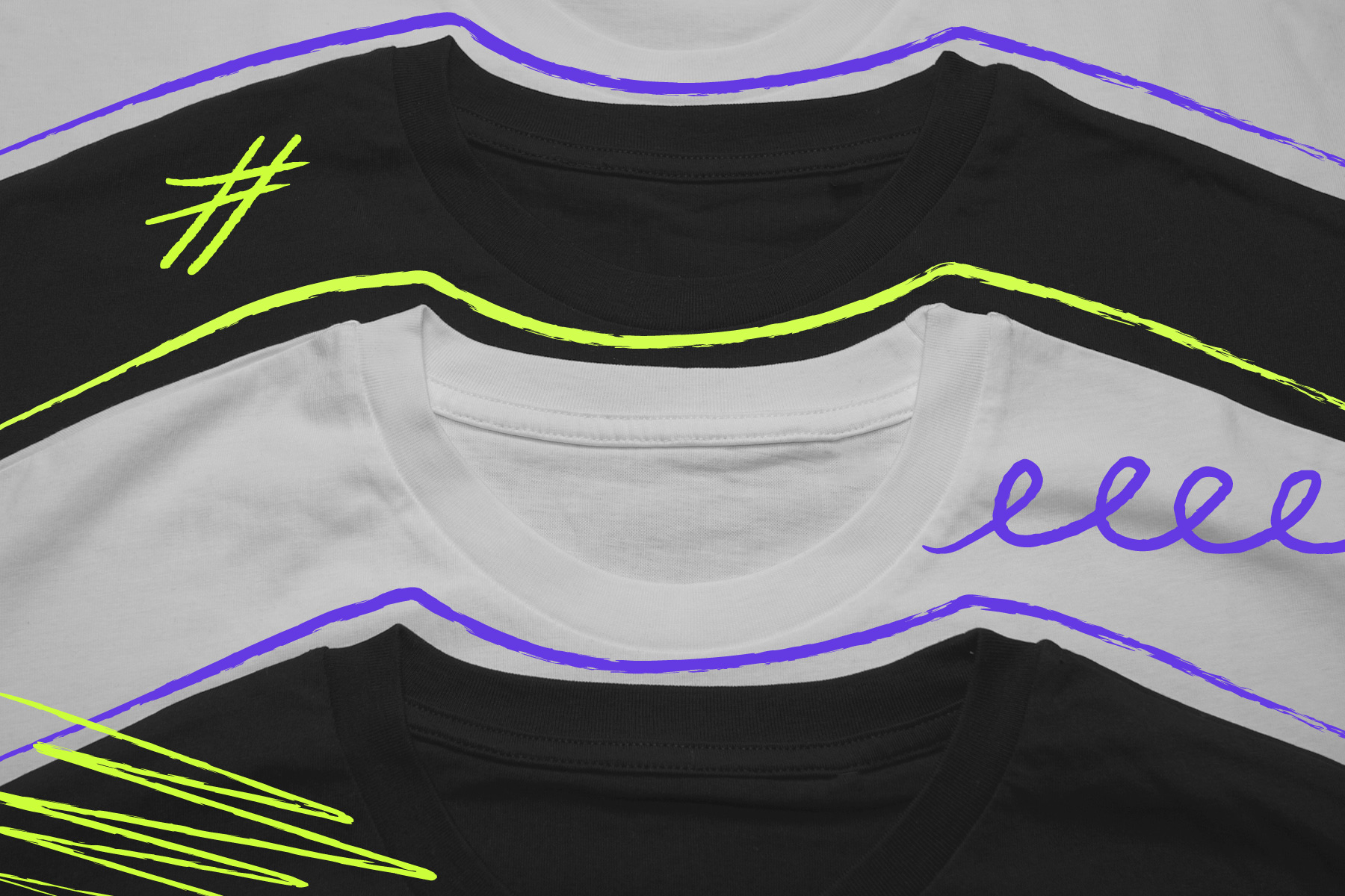 Mehrere schwarze und weiße T-Shirts übereinander gestapelt, Fokus auf Kragenbereiche, mit farbigen Markierungen