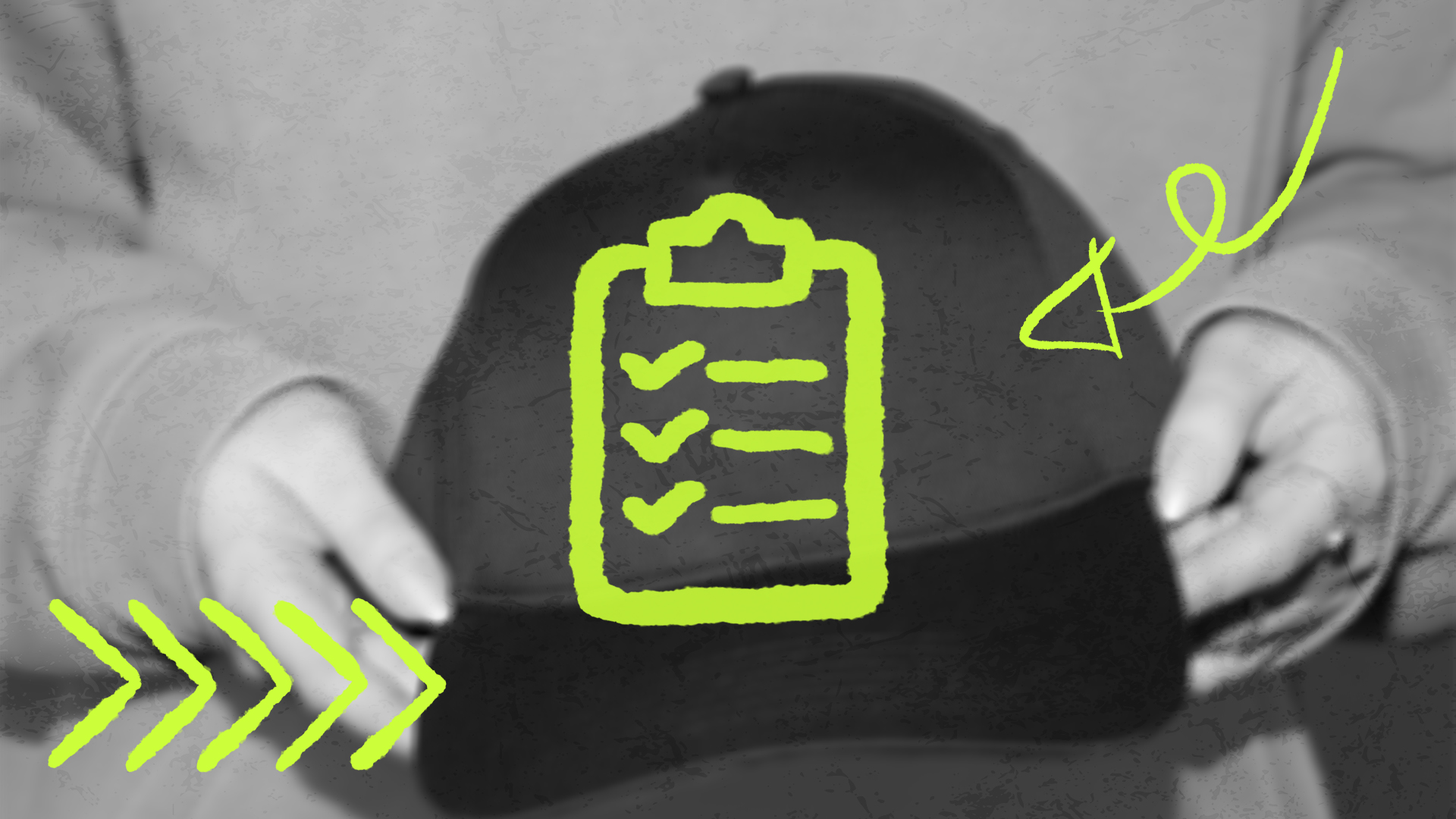 Hände halten eine schwarze Cap, darüber eine grafische Checkliste als Symbol für die Planung von Merchandise.