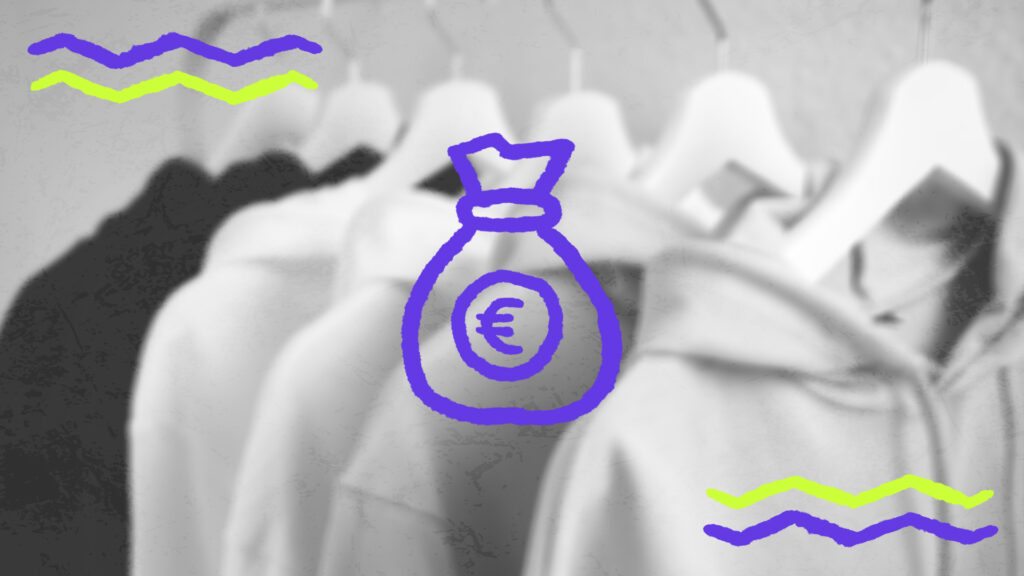 Eine Reihe heller Hoodies auf Kleiderbügeln in Schwarz-Weiß-Optik, überlagert von einer lila Illustration eines Geldsacks mit Euro-Zeichen.