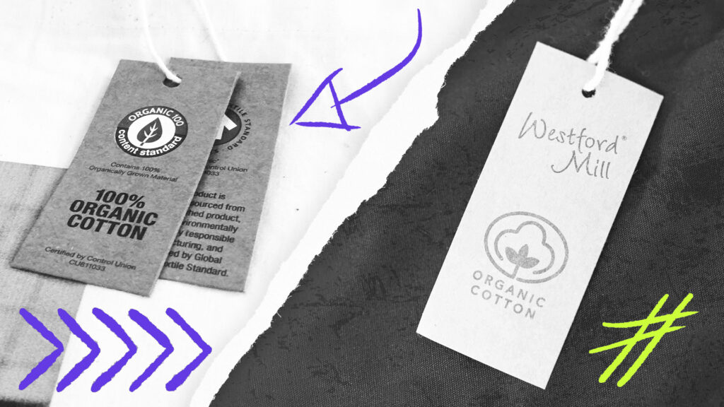 Eine Schwarz-Weiß-Nahaufnahme von Etiketten an Kleidungsstücken oder Textilien. Links sind zwei graue Schilder zu sehen, auf denen „100% ORGANIC COTTON“ und das Logo des „Organic Content Standard“ abgebildet sind. Rechts ist ein helles Etikett der Marke „Westford Mill“ mit einem Baumwoll-Symbol und dem Schriftzug „ORGANIC COTTON“ erkennbar. Grafische Elemente wie lilafarbene Pfeile und ein neongelbes Doppelkreuz-Symbol heben die Details hervor.