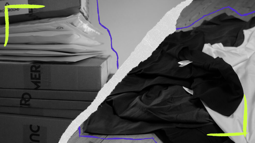 Ein collageartiges Schwarz-Weiß-Bild, das durch einen diagonalen Riss geteilt ist. Links stapeln sich Versandkartons mit der Aufschrift „MERCH“ und weiße Versandtaschen. Rechts liegt ein ungeordneter Haufen aus schwarzen und weißen T-Shirts. Abstrakte, neonfarbene Linien setzen moderne Akzente über das Motiv.