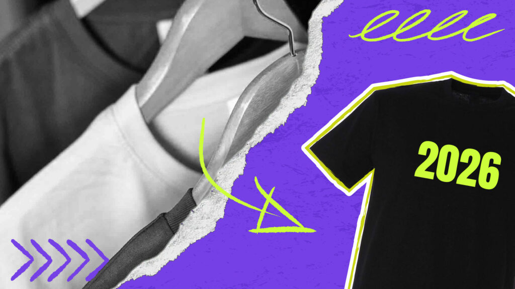 Diese Grafik im Collagen-Stil kombiniert Schwarz-Weiß-Fotos von Kleiderbügeln mit der Illustration eines schwarzen T-Shirts, das die neongelbe Aufschrift „2026“ trägt. Ergänzt wird das Design durch lila Akzente sowie neongelbe Pfeile und grafische Elemente.