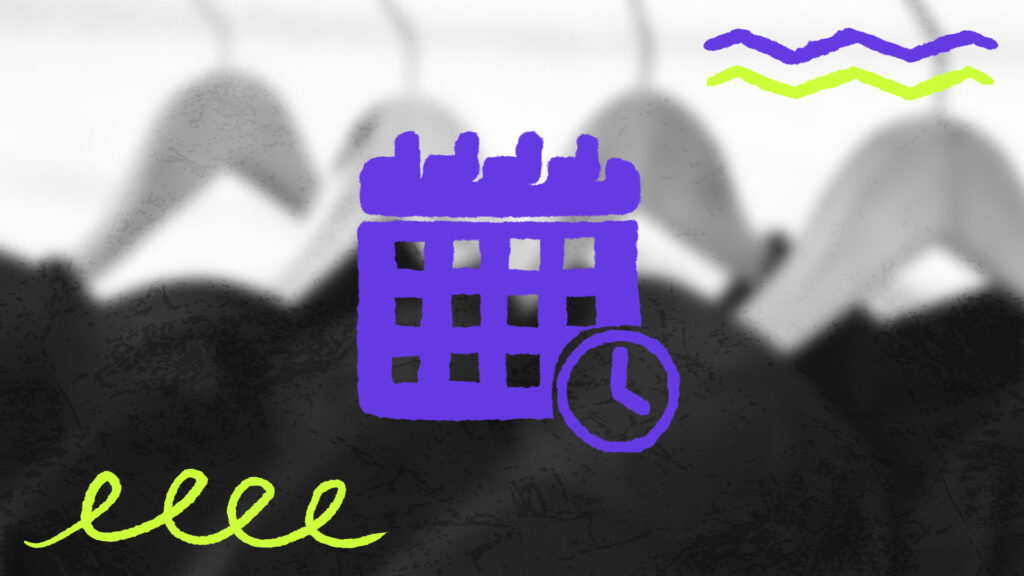 Eine violette Kalender-Illustration mit einem kleinen Uhr-Symbol in der unteren rechten Ecke steht im Fokus. Der Hintergrund zeigt verschwommene Kleiderbügel in Schwarz-Weiß.