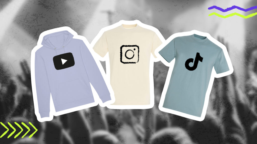 Im Hintergrund eine Händemenge die nach Oben gestreckt ist.Davor im Vordergrund links ein Hoodie mit dem Youtube Logo, in der Mitte ein Shirt mit dem Instagram Logo und rechts ein Shirt mit dem TikTok Logo.