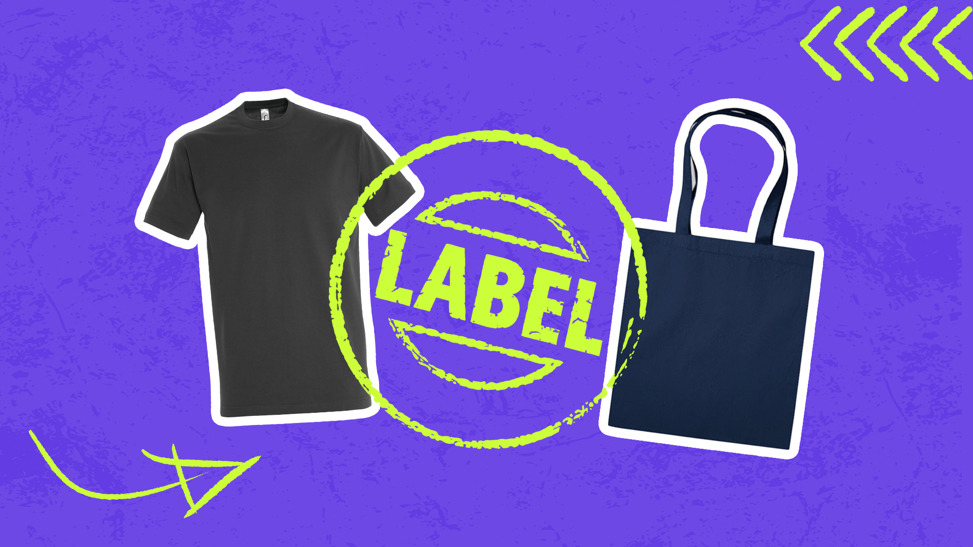 Links ein T-Shirt ohne Aufdruck und rechts eine Tasche ohne Aufdruck. In der Mitte über dem Shirt und der Tasche ein Stempelabdruck der Label über beide Produkte abbildet.